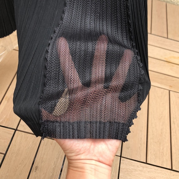 Issey Miyake Fete Fully Pleated Black Blazer and Pant Suit - Picture 8 of 13